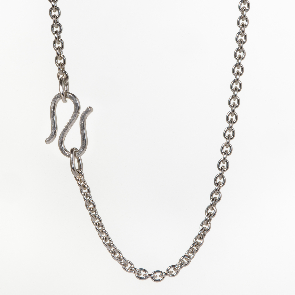 Eine elegante Ankerkette aus Silber mit einem minimalistischen und zeitlosen Design. Die Kette besteht aus miteinander verbundenen ovalen Gliedern und besitzt einen klassischen Verschluss.