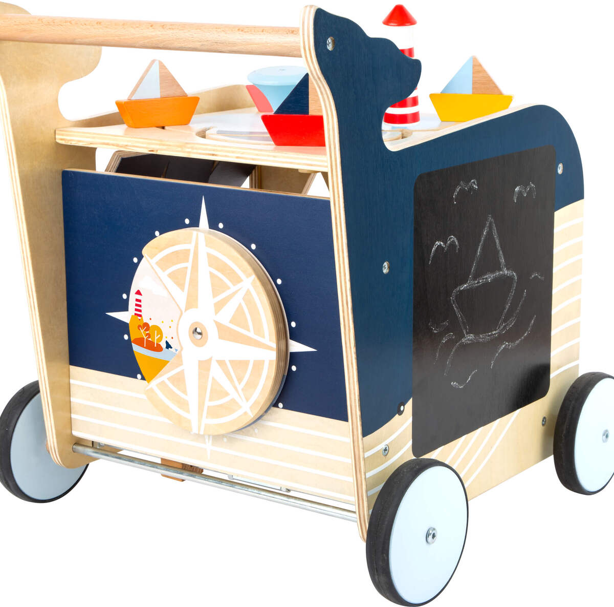 Lauflernwagen aus Holz in Form eines Wals, gestaltet mit einem maritimen Thema. Der Wagen hat blaue und weiße farbige Elemente sowie eine Tafel an der Seite. Mehrere bunte Boote zieren die Oberseite.