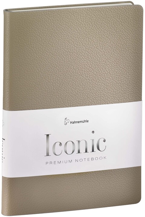 Ein premium Notizbuch 'Iconic' im DIN A5 Format mit einem eleganten, beige ledergebundenen Einband und einer cremefarbenen Banderole.