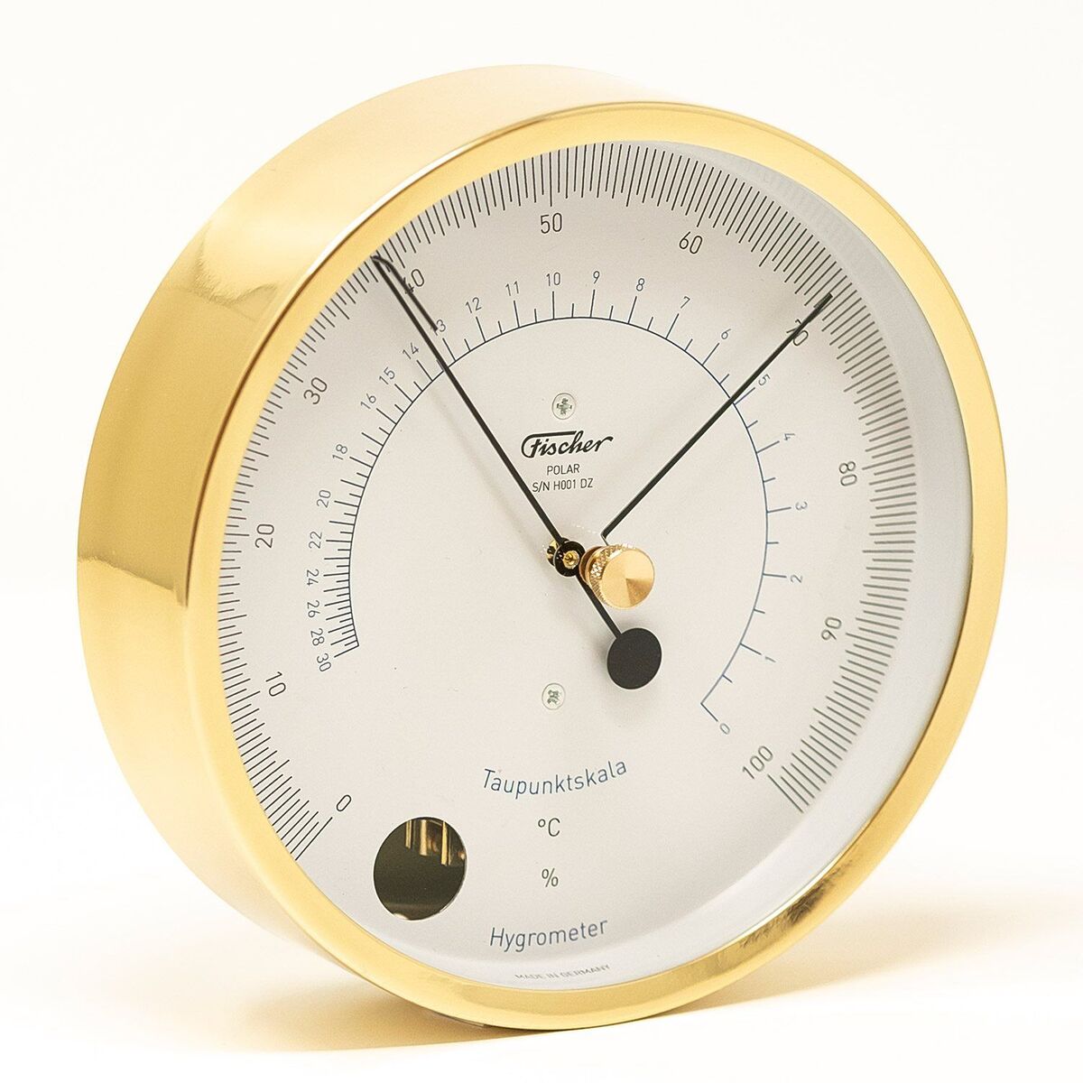 Das ZEIT-Sonderedition »POLAR Haar-Hygrometer« ist ein rundes, goldfarbenes Präzisionsinstrument mit weißem Zifferblatt und schwarzen Messzeigern. Es misst die Luftfeuchtigkeit und die Temperatur im Innenraum.