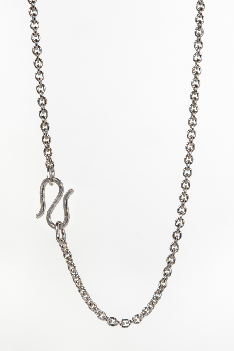Eine schlichte Ankerkette aus Silber mit feinen Metallgliedern, die sich perfekt als eleganter Schmuck für verschiedene Gelegenheiten eignet.