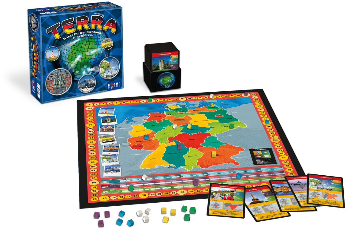 Ein Brettspiel namens »Terra Deutschland« mit einer bunten Karte von Deutschland, Spielkarten, Würfeln und einem Spielbrett in einer Schachtel. Das Spiel umfasst bunten Text und Symbole, die deutsche Sehenswürdigkeiten und geografische Informationen darstellen.