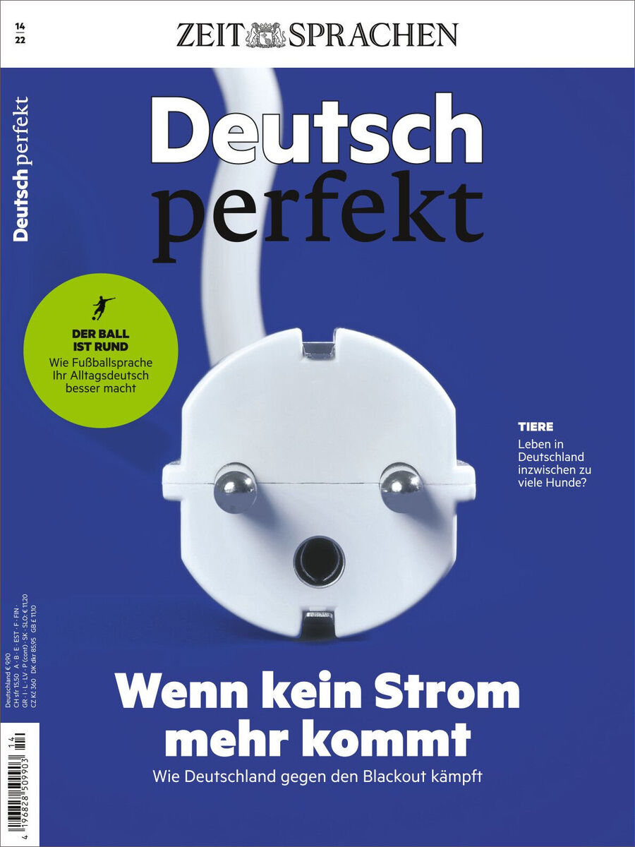 Titelblatt der Zeitschrift 'Deutsch perfekt' Heft 14/2022 mit blauem Hintergrund, einem weißen Stecker und mehreren Texten, unter anderem 'Wenn kein Strom mehr kommt'.