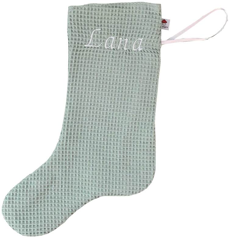 Eine grüne, personalisierbare Nikolaussocke mit der Aufschrift 'Lara'. Die Socke hat eine Textur im Waffelmuster und einen weißen Aufhänger.