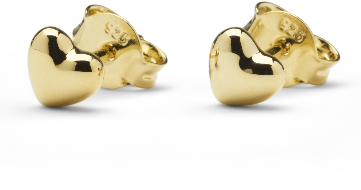 Zwei kleine, glänzende Ohrstecker in Herzform aus goldfarbenem Metall, auf weißem Hintergrund. Das Design ist schlicht, elegant und wirkt als perfektes Accessoire für verschiedenste Anlässe.