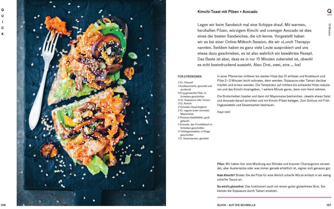 Das Bild zeigt zwei Scheiben Körnerbrot, die mit einer Mischung aus Avocado, Pilzen und anderen Gemüsesorten belegt sind. Daneben ist ein aufgeschlagenes Kochbuch abgebildet, das beschreibt, wie das Gericht zubereitet wird.