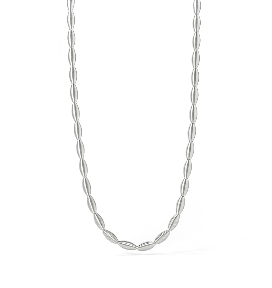 Die abgebildete »Lotusmall« Halskette besteht aus silberfarbenen, länglichen Perlen. Die schlichte und elegante Kette ist zeitlos und für viele festliche Anlässe geeignet.