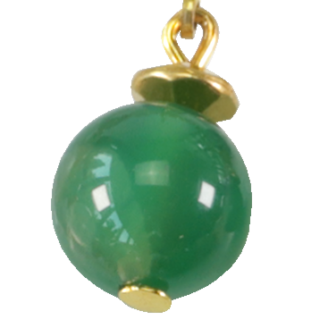 Detailaufnahme eines eleganten Ohrrings aus der Kollektion Petra Waszak: Perlen-Schmuckset "Tami". Der Ohrring besteht aus einer glänzenden, kugelförmigen, grünen Achatperle, eingefasst mit vergoldeten Messingelementen. Die Aufhängung ist ebenfalls vergoldet.