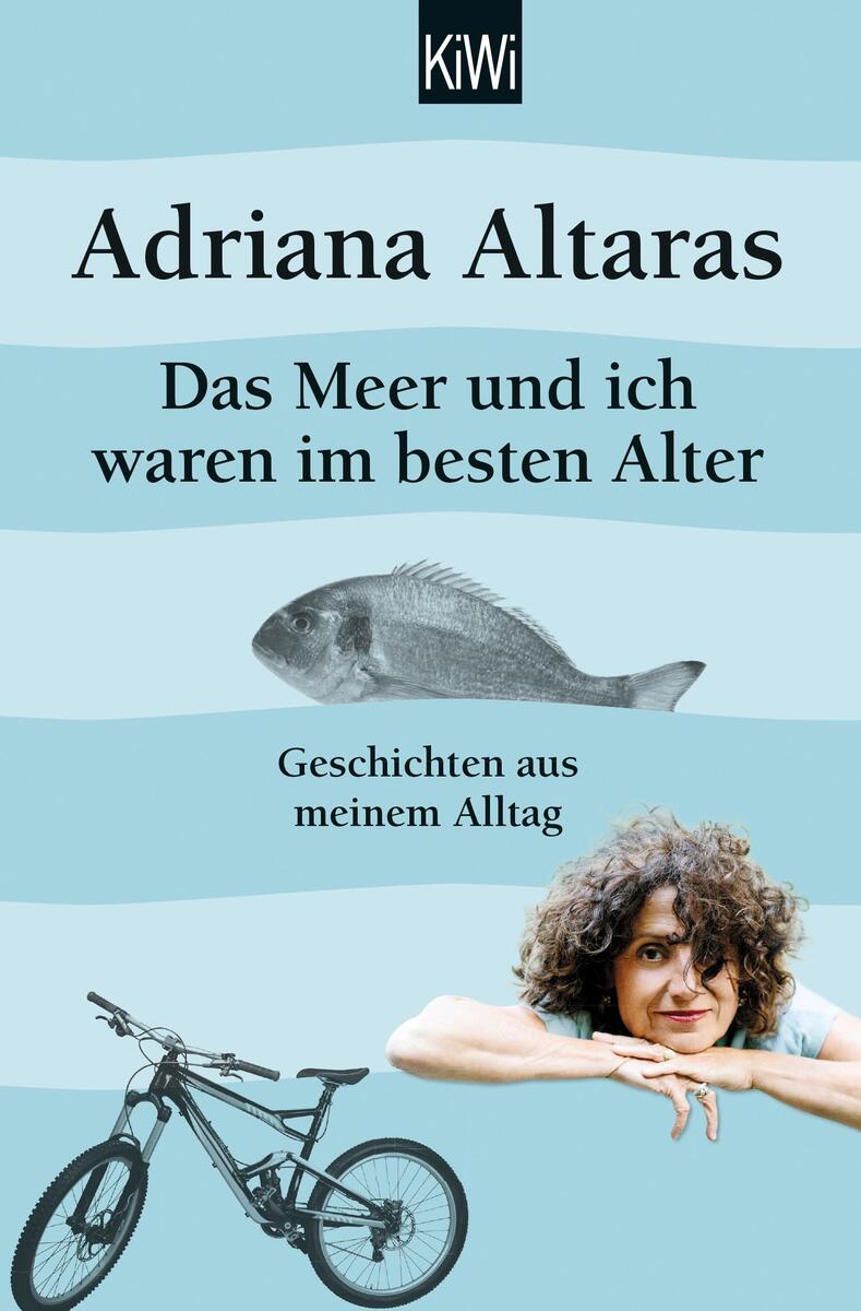 Das Buchcover von 'Das Meer und ich waren im besten Alter' von Adriana Altaras zeigt eine Illustrationen eines Fisches, eine Frau und ein Fahrrad, alles vor einem blauen Hintergrund.