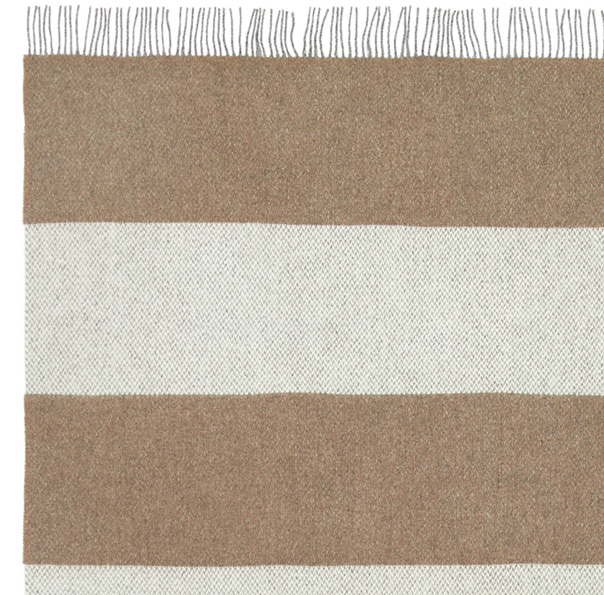 Die Abbildung zeigt eine gestreifte Merinodecke namens „Johann“ mit breiten horizontalen Streifen in Braun und Beige sowie kurzen Fransen an den beiden schmalen Seiten. Die Decke wirkt weich, hochwertig und eignet sich als Wohnaccessoire für Sofa oder Bett.