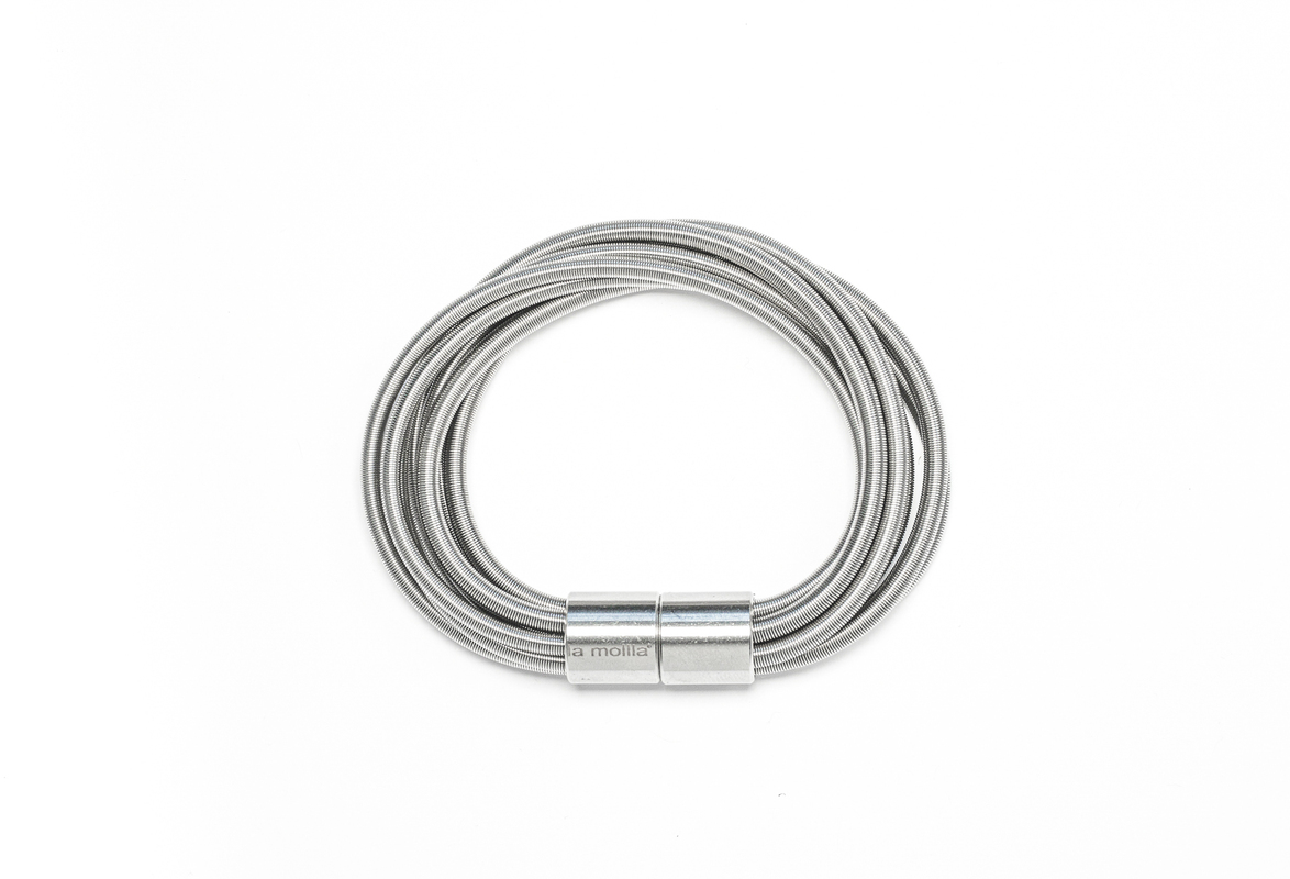 Ein stilvolles Armband mit dem Namen 'Twist', bestehend aus mehreren feinen silbernen Drähten, die in sich gedreht und mit einem magnetischen Verschluss zusammengehalten werden. Perfektes Accessoire für moderne und minimalistische Mode.