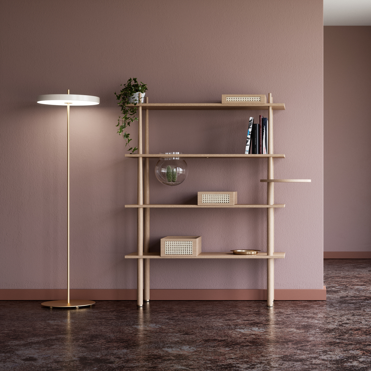 Elegante Stehleuchte »Asteria Floor« in einer modern eingerichteten Wohnung mit schlichter brauner Wand, daneben ein Regal mit Dekorationsgegenständen und Büchern. Die Lampe hat eine goldene Basis und einen weißen Lampenschirm.