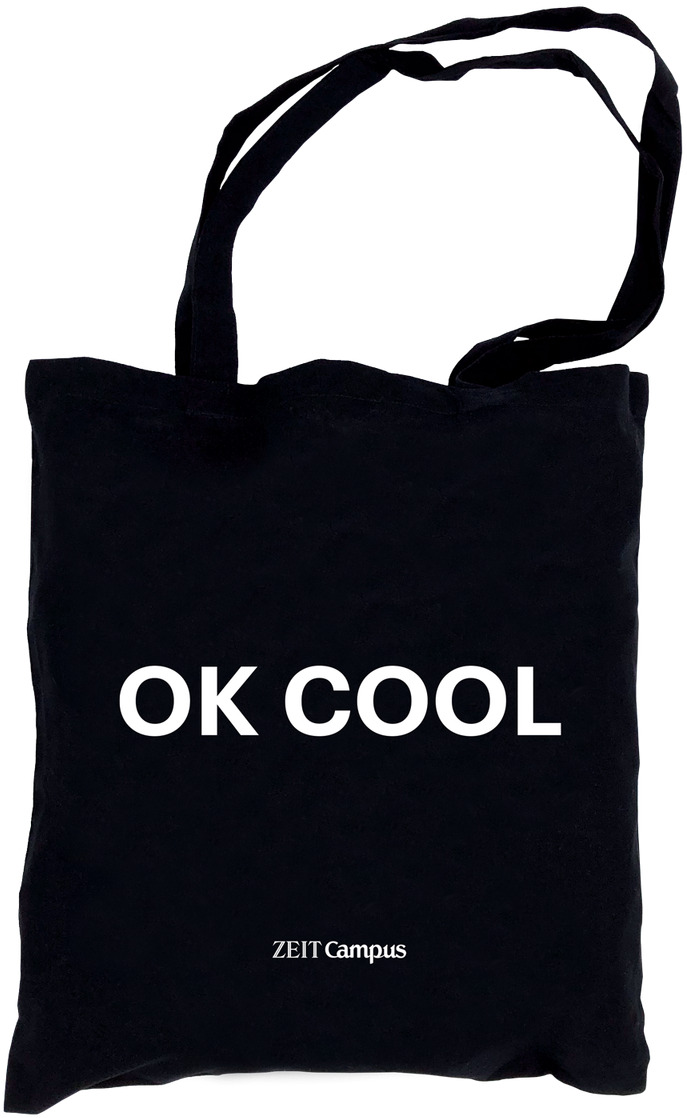 Eine schwarze Stofftasche mit weißen Buchstaben, auf denen 'OK COOL' steht, darunter befindet sich das Logo von ZEIT Campus. Die Tasche hat lange Henkel und wirkt genutzt.