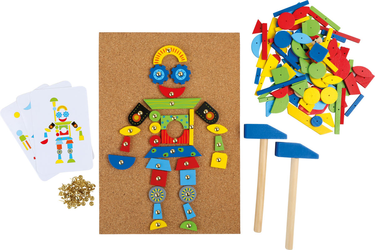 Hämmerchenspiel mit einer Korkplatte, auf der ein farbenfrohes Mosaikmuster befestigt ist. Es gibt zwei Hämmer, bunte Holzteile in verschiedenen Formen und Farben, goldene Nägel und Musterkarten. Ideal für Kinder zur Förderung der Kreativität und Feinmotorik.