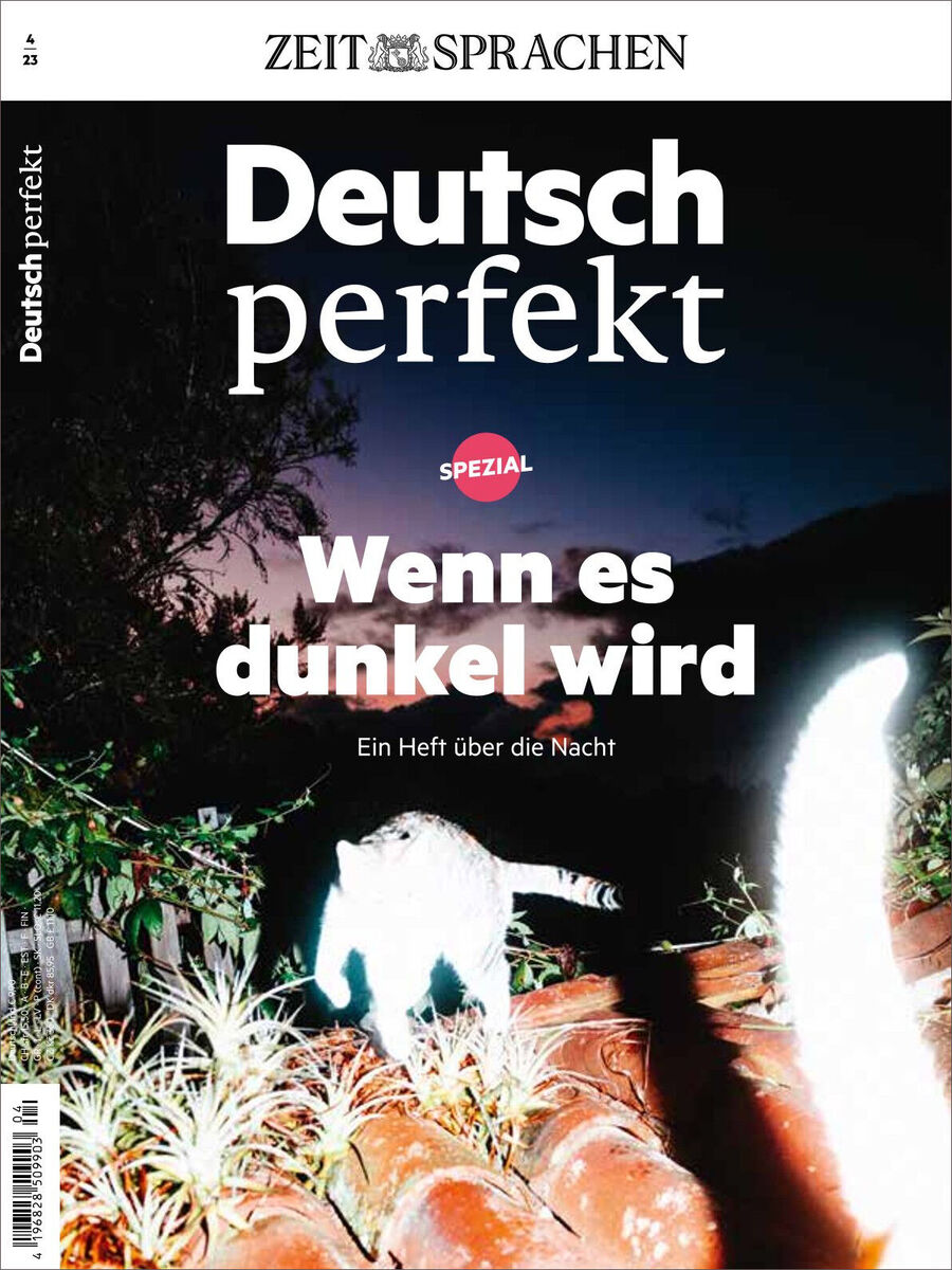 Cover des Deutsch perfekt Magazins, Sonderausgabe 04/2023, mit dem Thema 'Wenn es dunkel wird'. Abgebildet sind helle Lichtquellen und die dunkle Silhouette einer Landschaft bei Nacht. Oben steht die Marke ZEIT Sprachen.