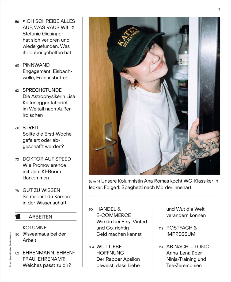Eine Seite des Magazins ZEIT CAMPUS 5/24 Wer will ich sein?. Die Seite enthält verschiedene Artikelüberschriften und einen farbigen Bildausschnitt von einer Person, die eine Kappe trägt und in einer Küche steht.