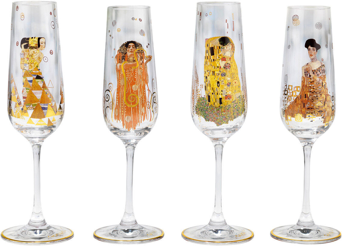 Ein Set von vier eleganten Sektgläsern, die die Kunstwerke von Gustav Klimt zeigen. Jedes Glas hat individuelle, kunstvolle Designs in Gold, Orange und Schwarz auf einem transparenten Hintergrund.