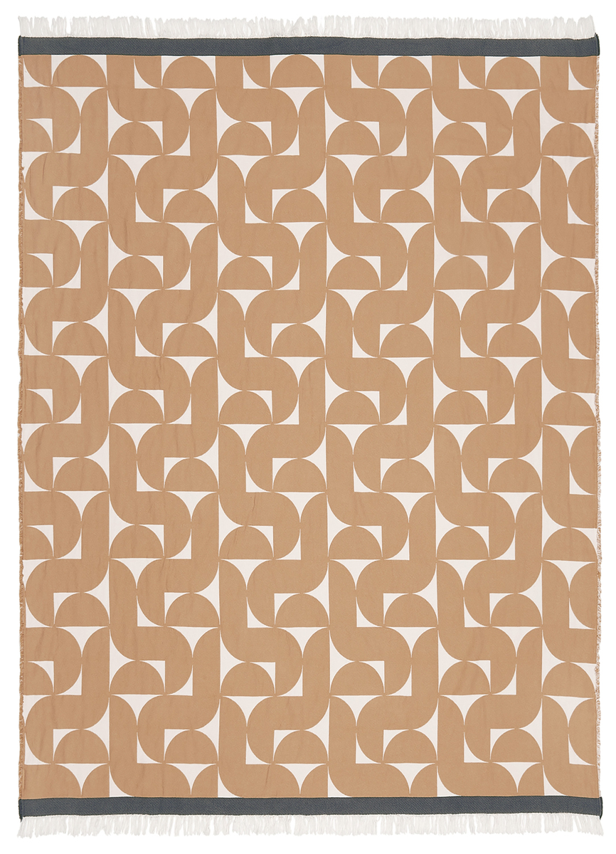 Eine Baumwolldecke mit geometrischem Muster in Beige und Weiß, ideal für Wohn- und Schlafzimmerdekoration.