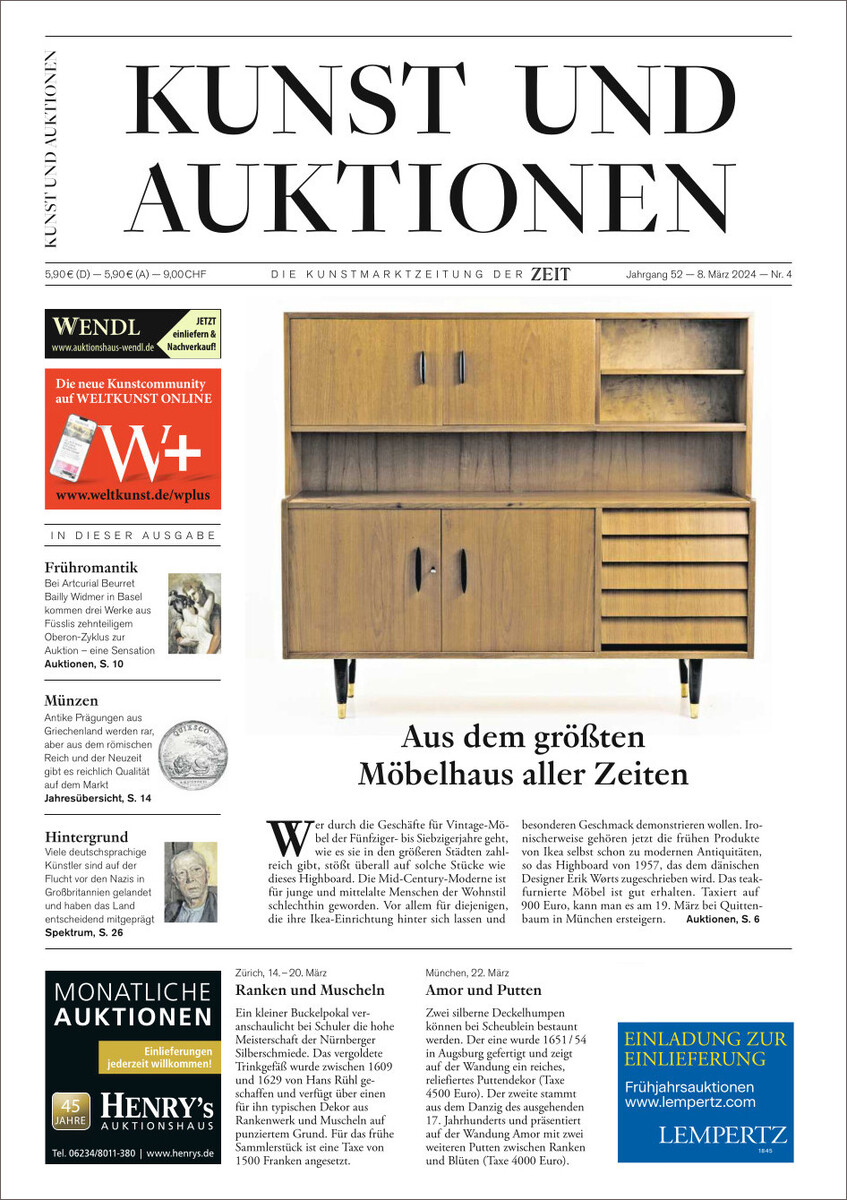 Die Zeitschrift 'KUNST UND AUKTIONEN 4/24' zeigt auf ihrer Titelseite ein Bild eines modernen hölzernen Schranks zusammen mit Überschriften und Artikeln zu Themen wie Auktionen, Kunst und Möbel. Die Farben sind hauptsächlich Weiß, Braun, Schwarz, Rot und Gelb.