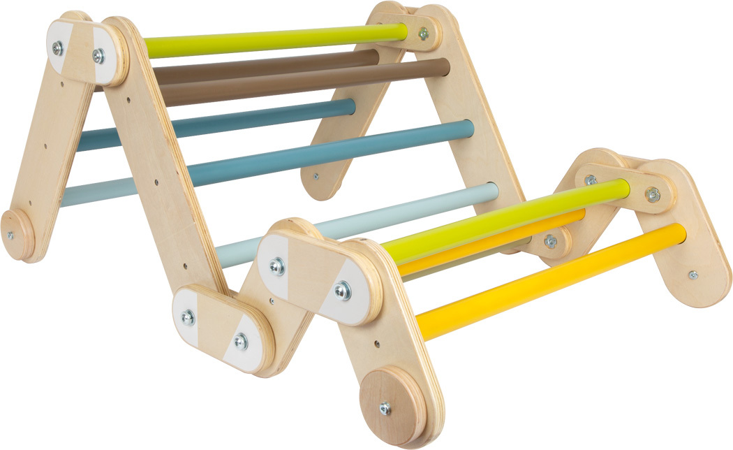 Ein Kletterdreieck für Kinder mit bunten Stäben aus Holz, ideal für motorische Fähigkeiten und Geschicklichkeitsübungen, in den Farben Gelb, Braun, Blau, Türkis und Naturholz.