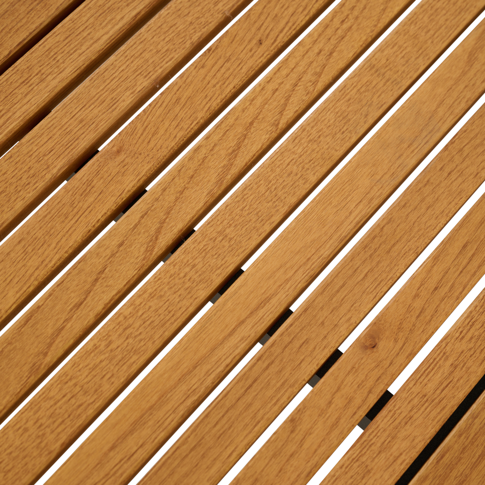 Eine zweisitzige Holzbank mit parallelen Holzlatten, ideal für den Außenbereich, wie Terrassen oder Gärten.
