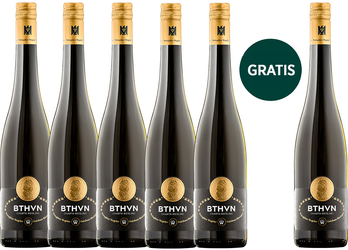 Sechs Flaschen ZEIT-Weinedition »BTHVN« Riesling 2024 vom Weingut Wegeler in dunklen, eleganten Flaschen mit goldgelbem Etikett und Schraubverschluss. Ein rundes grünes Gratis-Signet hebt die besondere Aktion hervor. Perfekt für Weinliebhaber und Geschenke.