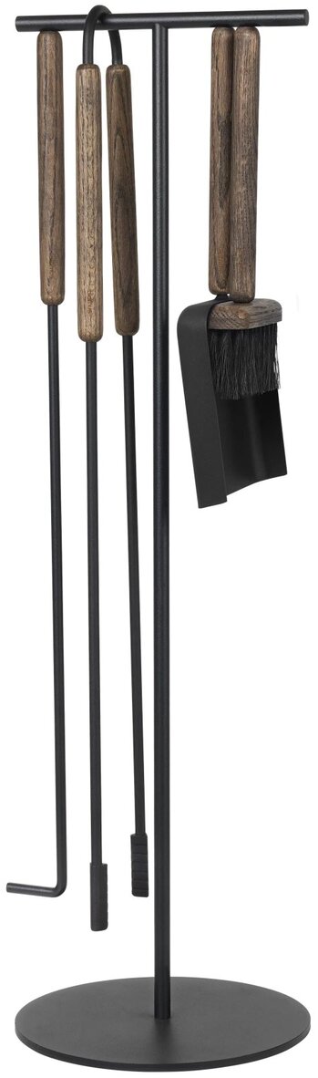 Kaminbesteck 'ASHI' bestehend aus vier Werkzeugen mit Holzgriffen an einem schwarzen Ständer. Das Set umfasst Schürhaken, Schaufel, Besen und Zange, alle in modernem, minimalistischem Design. Das Bild zeigt das Set auf hellem Hintergrund, geeignet für den Gebrauch am Kamin oder Ofen.