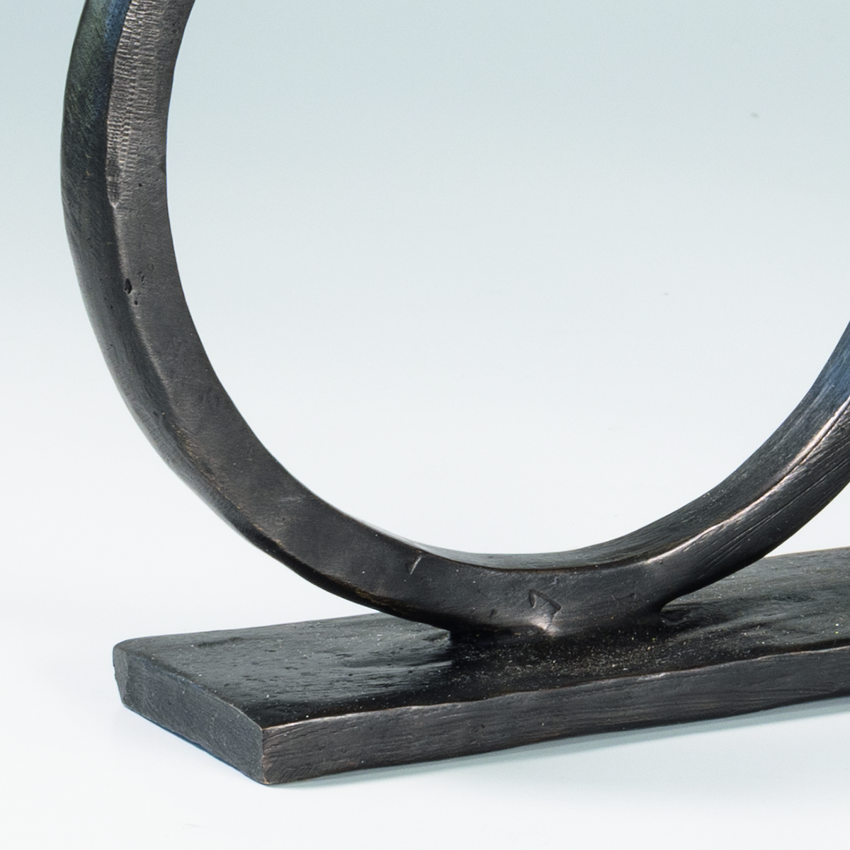 Bronzeskulptur eines stilisierten Rennradfahrers auf rechteckigem Sockel, moderne und minimalistische Gestaltung, geeignet als dekoratives Kunstobjekt für Radsportbegeisterte, Sammler oder als Geschenk.