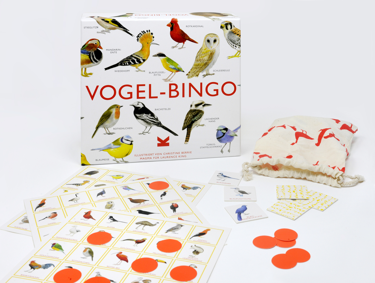 Gesellschaftsspiel »Vogel-Bingo«. Das Spiel enthält eine Box mit dem Aufdruck »VOGEL-BINGO« und verschiedenen Vogelarten. Das Set besteht aus Bingo-Karten, Chips und einem Beutel mit rotem Vogeldesign. Geeignet für Vogel- und Naturliebhaber.