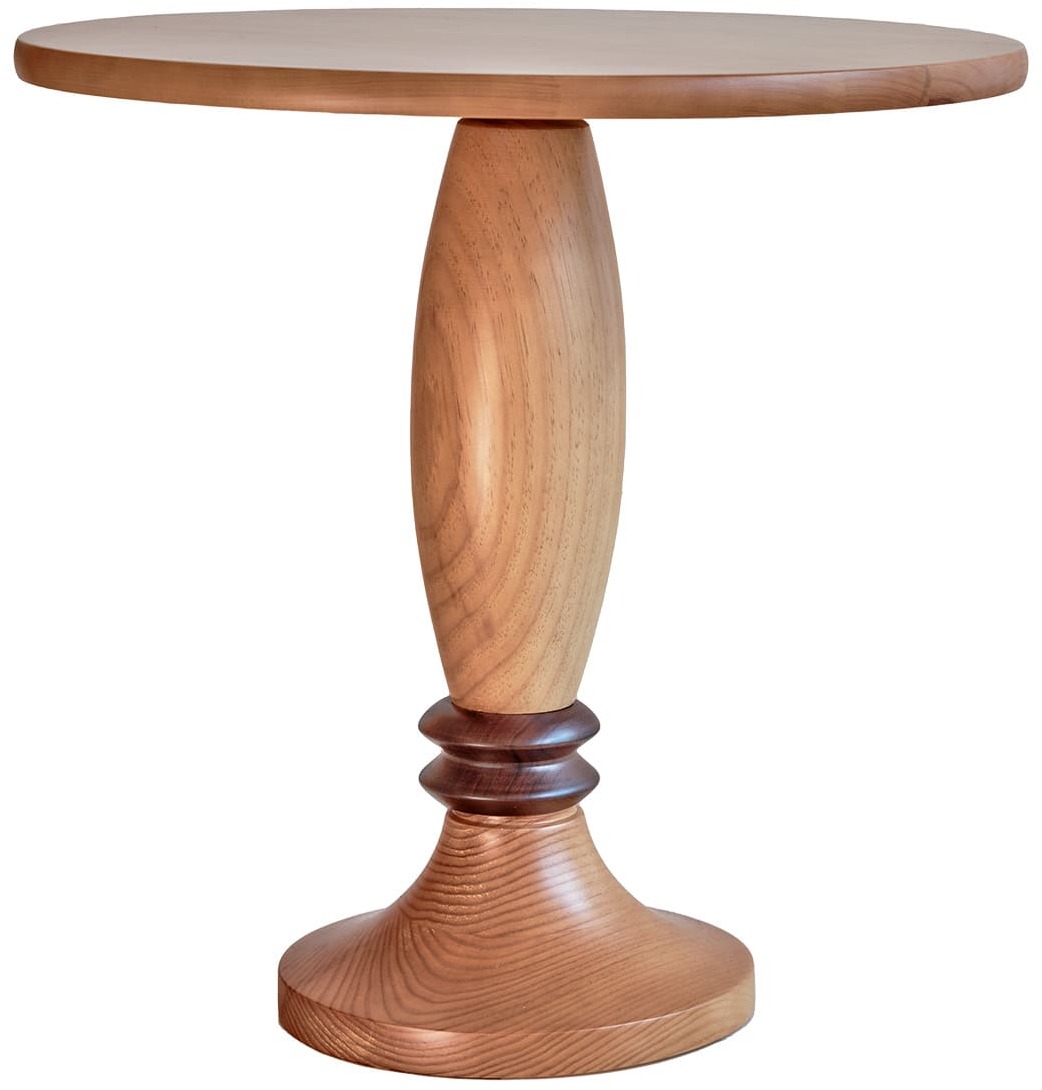 Ein eleganter Beistelltisch namens 'Birillo' in klassischer Variante. Der Tisch ist aus verschiedenen Brauntönen von Holz gefertigt und verfügt über eine runde Tischplatte mit einem kunstvoll geformten Standfuß. Ideal für traditionelle Wohnräume oder als Akzent im modernen Interieur.