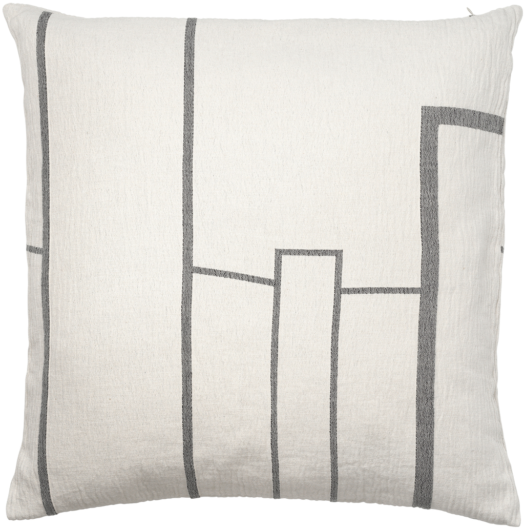 Ein Baumwollkissen in der Größe 60 x 60 cm mit dem Design »Architecture«. Das Kissen ist weiß mit grauen geometrischen Linien darauf.