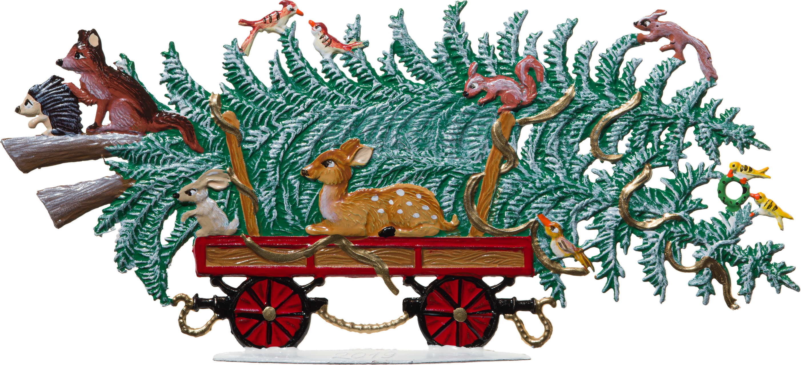 Detailreiche Zinnfigur eines roten Wagens, der einen grünen Tannenbaum transportiert. Auf und um den beladenen Wagen sind verschiedene Waldtiere wie ein Reh, ein Hase, Eichhörnchen und kleine Vögel platziert. Dekoratives, handgefertigtes Miniaturmodell mit weihnachtlichem Motiv und vielen naturinspirierten Details.