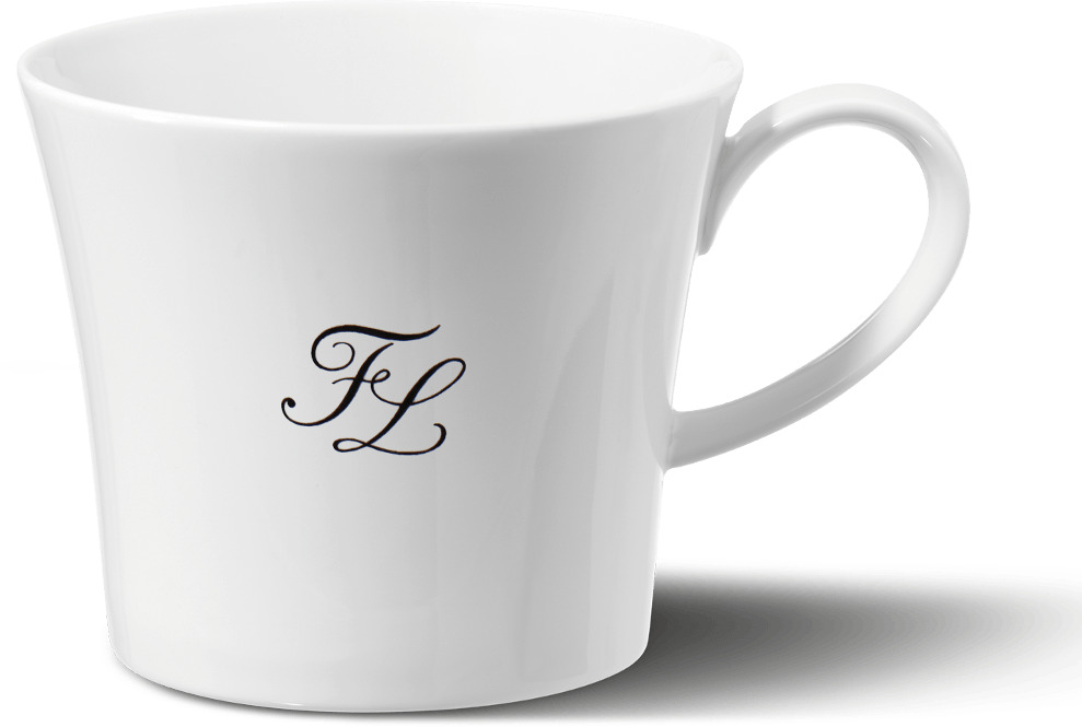 Weiße Bürotasse mit dem Monogramm 'FL' in schwarzer Schrift, Teil eines dreiteiligen Sets, schlicht und modern, perfekt für den täglichen Gebrauch im Büro oder Home-Office.