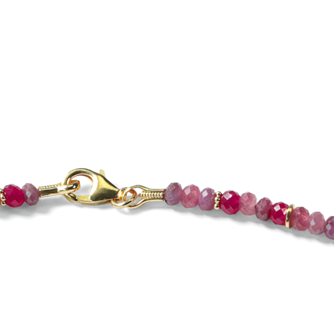 Detailaufnahme eines eleganten Colliers aus facettierten Turmalin- und Korund-Perlen in Rottönen mit vergoldeten 925-Sterlingsilber-Elementen. Im Zentrum der Aufnahme befindet sich ein markanter, glänzender Karabinerverschluss in Goldoptik.