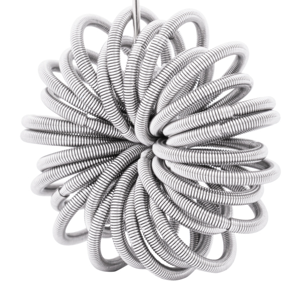 Detailaufnahme eines silbernen Ohrrings von la molla, Modell "No.1 Steel". Das Schmuckstück besteht aus zahlreichen filigranen, spiralförmigen Edelstahlfedern, die zu einer voluminösen, blumenähnlichen Form kunstvoll angeordnet sind.
