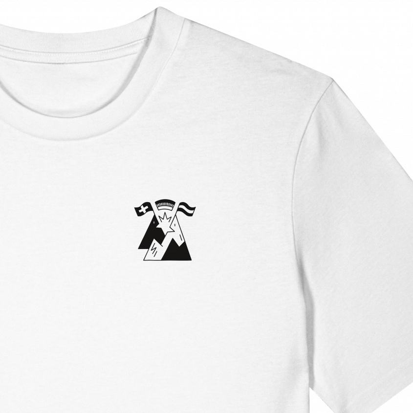 Weißes T-Shirt mit kleinem Berg- und Flaggenmotiv auf der linken Brust, das die Begrüßungen 'Servus', 'Grüezi', und 'Hallo' sowie die Landesflaggen von Schweiz, Österreich und Deutschland zeigt. Das Design wirkt schlicht und modern.