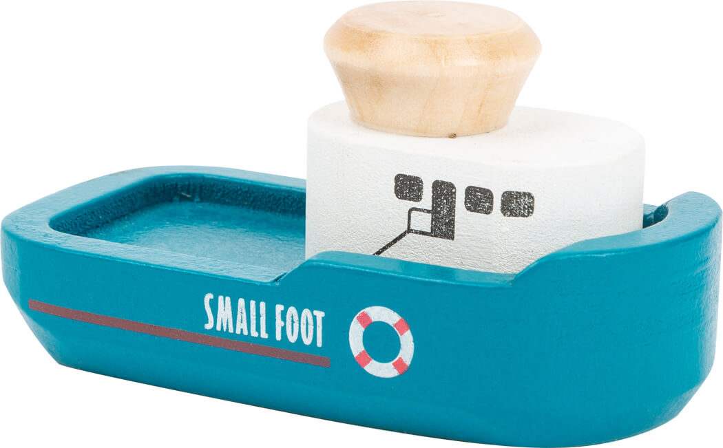 Ein buntes Holzspielzeug in Form eines Containerschiffes der Marke "Small Foot". Das Schiff ist hauptsächlich blau, mit einem weißen Aufbau und einem beige-farbenen Schornstein.
