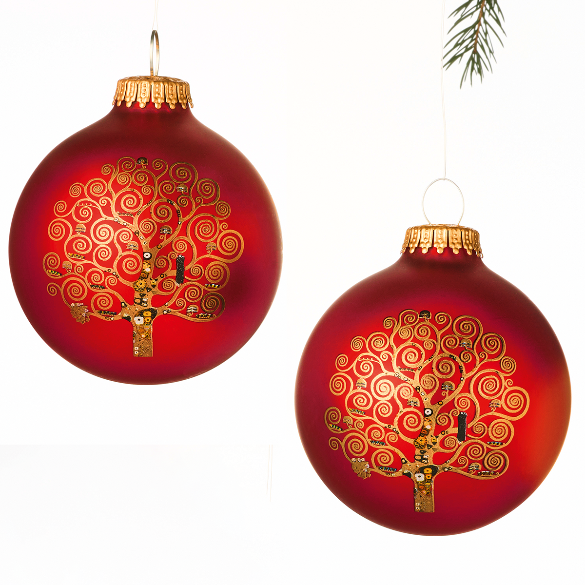 Vier festliche Weihnachtsbaumkugeln aus rotem Glas mit goldfarbenem Lebensbaum-Motiv im Stil von Gustav Klimt, gezeigt als kunstvoll gestaltetes Set für weihnachtliche Dekoration.