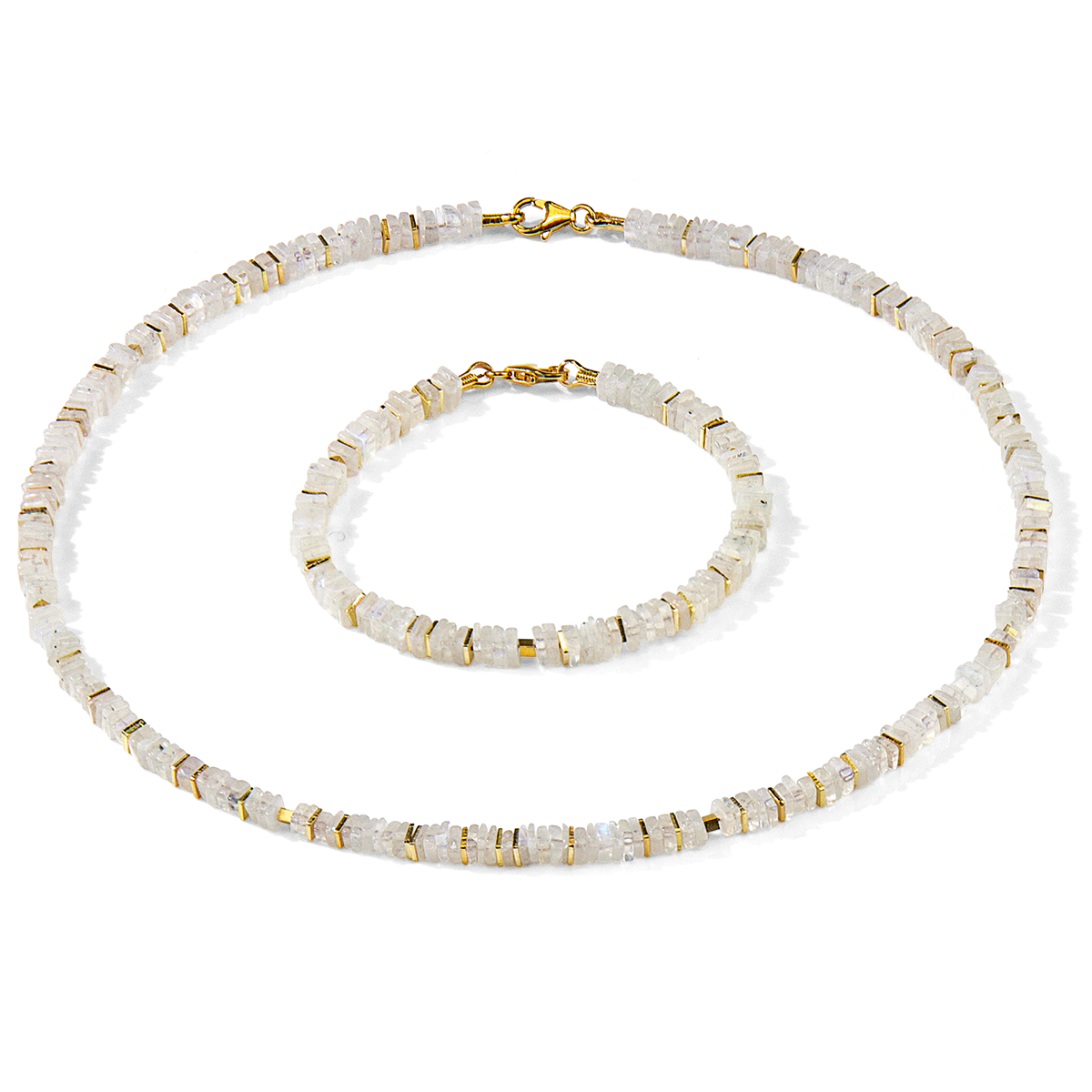 Ein elegantes Schmuckset bestehend aus einer Halskette und einem Armband aus weißen Perlen und goldenen Elementen, arrangiert auf weißem Hintergrund. Das Set wirkt modern und festlich, ideal als Geschenk oder für besondere Anlässe.