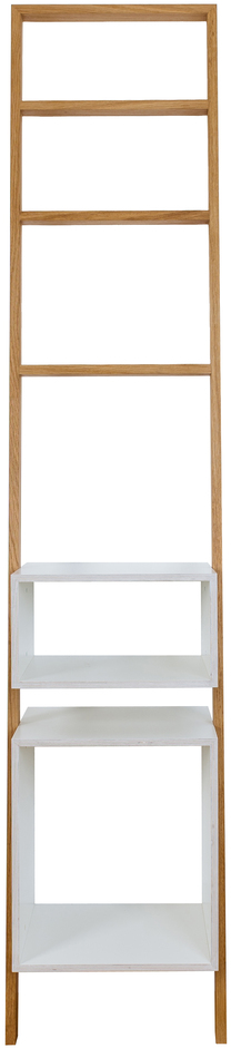 Ein hohes, schlankes Leiterregal mit hölzernen Seitenteilen und weißen Regalfächern. Es hat eine minimalistische und moderne Ästhetik und bietet mehrere Ebenen von Stauraum.