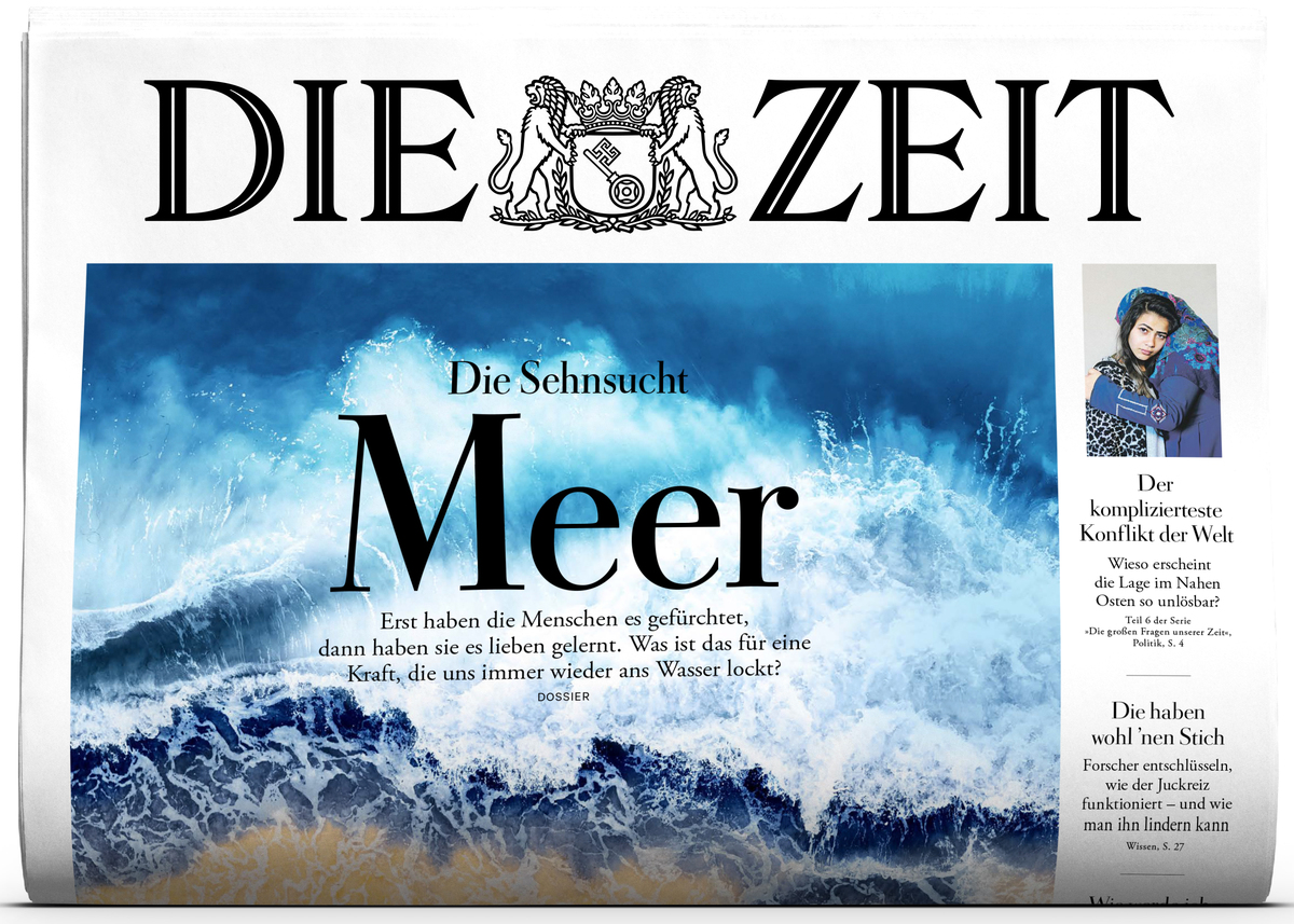 Vorderseite der Wochenzeitung DIE ZEIT 31/2025 mit großem Titelbild einer stürmischen blauen Meereswelle, Überschrift 'Die Sehnsucht Meer', Begleittext und kleine Abbildung einer Frau rechts. Die Zeitung liegt aufrecht vor weißem Hintergrund.