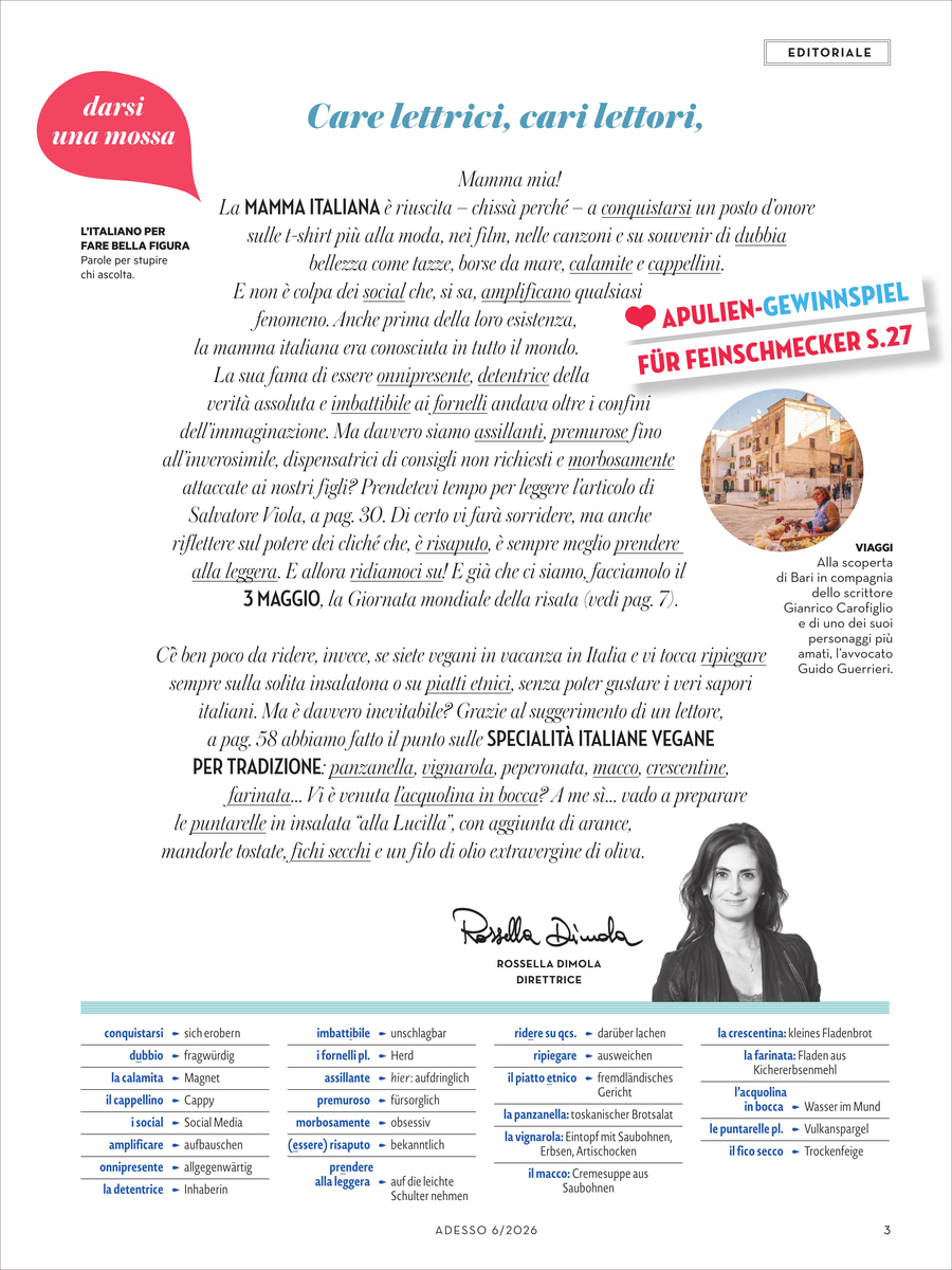 Titelseite des Adesso Magazins 6/2026 mit Editorial, blauem und schwarzem Text auf weißem Hintergrund, ein rundes Icon „darsi una mossa“ links oben, beigefarbenes Foto einer italienischen Gasse unten rechts, Textbeiträge und Autorenfoto, viele Kopf- und Zwischenüberschriften.