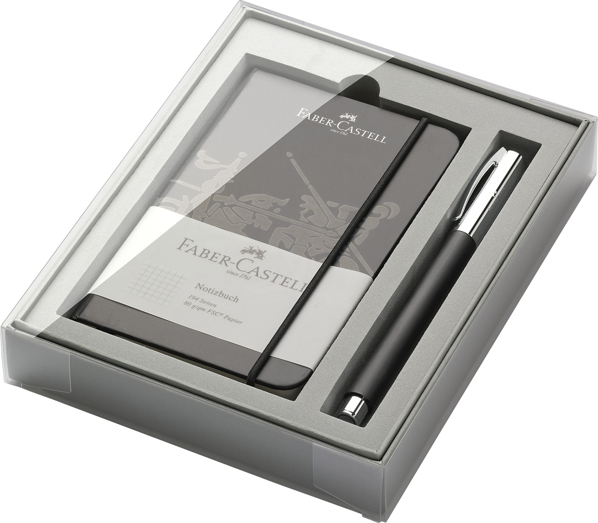 Abgebildet ist das 'Ambition Edelharz Set Tintenroller mit Notizbuch' von Faber-Castell in einer transparenten Geschenkbox. Enthalten sind ein eleganter schwarzer Tintenroller mit silberfarbenem Clip sowie ein passendes, kompaktes Notizbuch mit weißem Faber-Castell-Logo. Die Präsentation eignet sich ideal als stilvolles Geschenk für Büro, Schule oder besondere Anlässe.