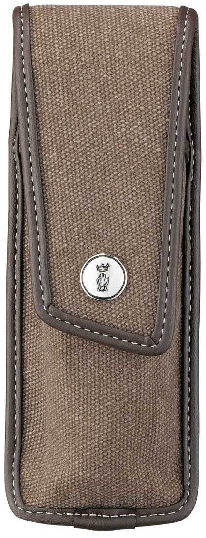 Ein braunes Etui mit Verschlussklappe und einem aufgedruckten Wappen in der Mitte, das für ein Pilzmesser gedacht ist.