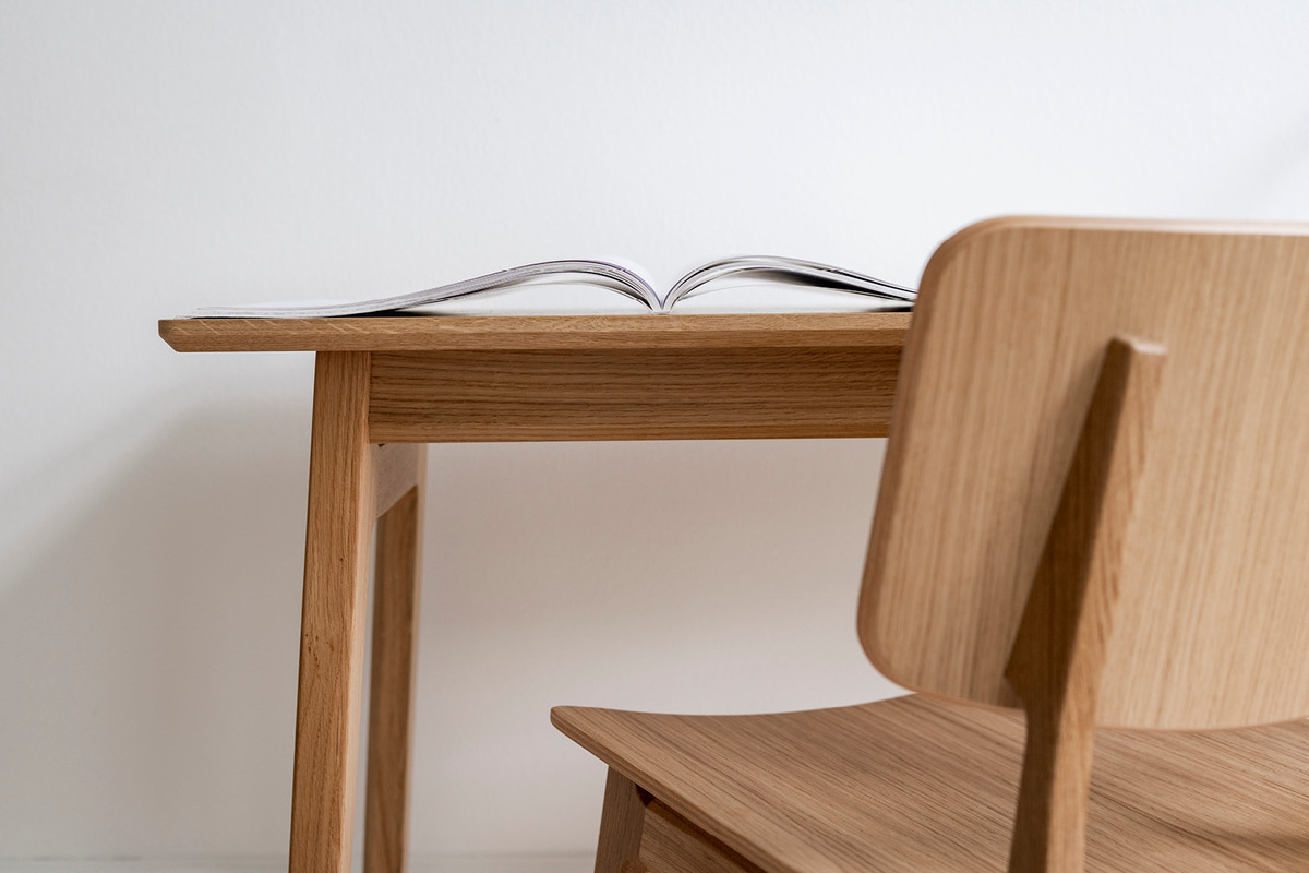 Schreibtisch Freya aus Eiche mit passendem Holzstuhl. Minimalistisches und modernes Design, ideal für Büros und Home Office.