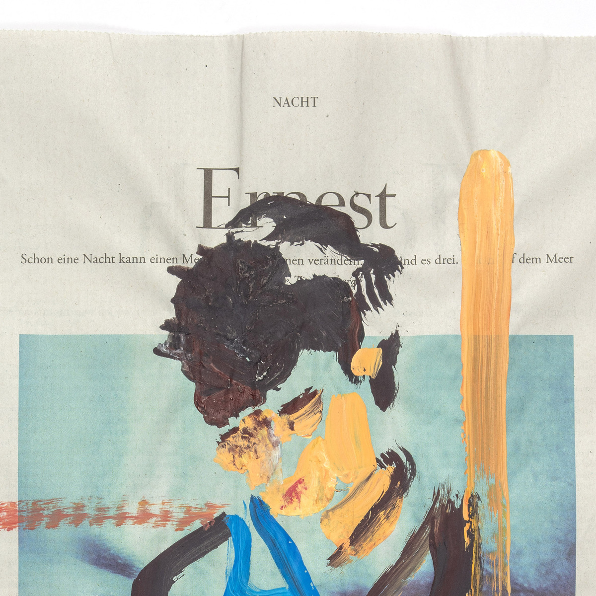 Ein abstraktes Kunstwerk von Erik Schmidt aus der ZEIT-Sonderedition »Ernest, 2024« auf Zeitungshintergrund. Dominante Farben sind Beige, Schwarz, Blau, Gelb, Orange und Rot. Die Malerei zeigt eine expressive, vielschichtige Komposition mit verschiedenen Pinselstrichen.