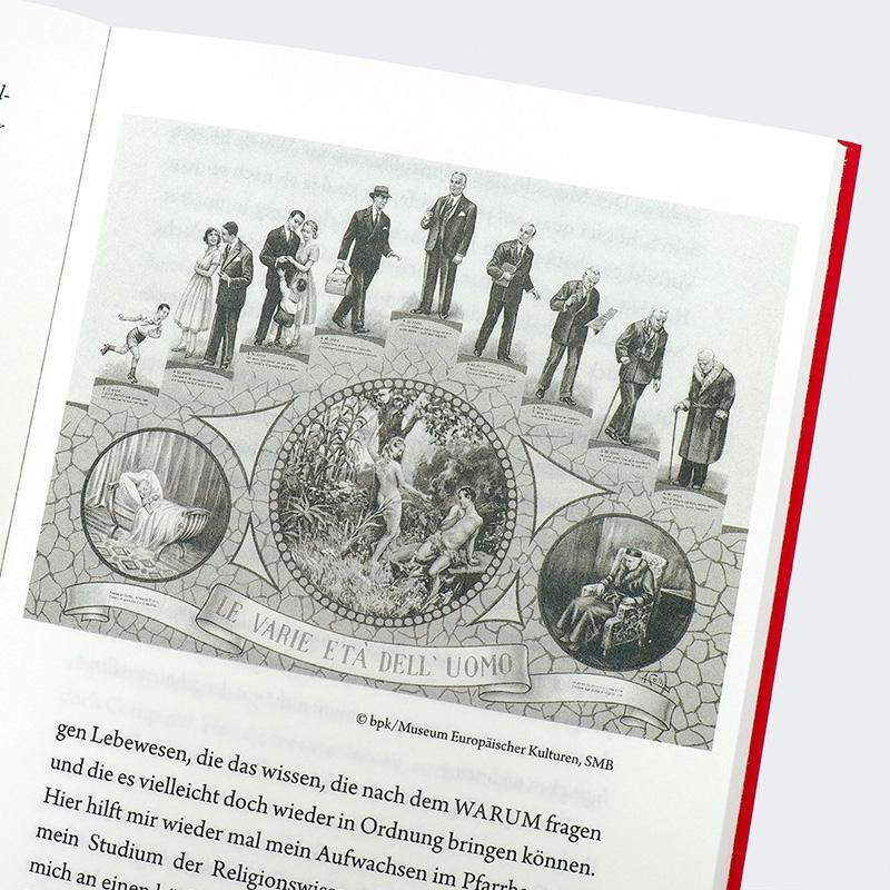 Ein offenes Buch mit einer schwarz-weißen Illustration, die verschiedene Lebensphasen zeigt, und einem Text auf Deutsch. Das Buch hat einen roten Einband.