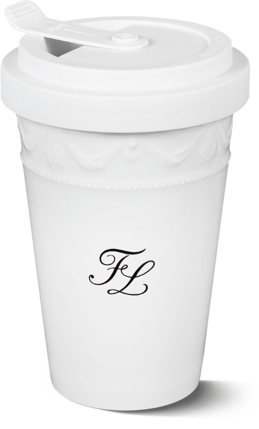 Ein eleganter weißer To-Go-Becher aus Porzellan der Marke Kurland KPM mit einem stilvollen Monogramm in schwarzer Farbe auf der Vorderseite. Der Becher hat einen weißen Deckel mit einem integrierten Trinkstutzen.