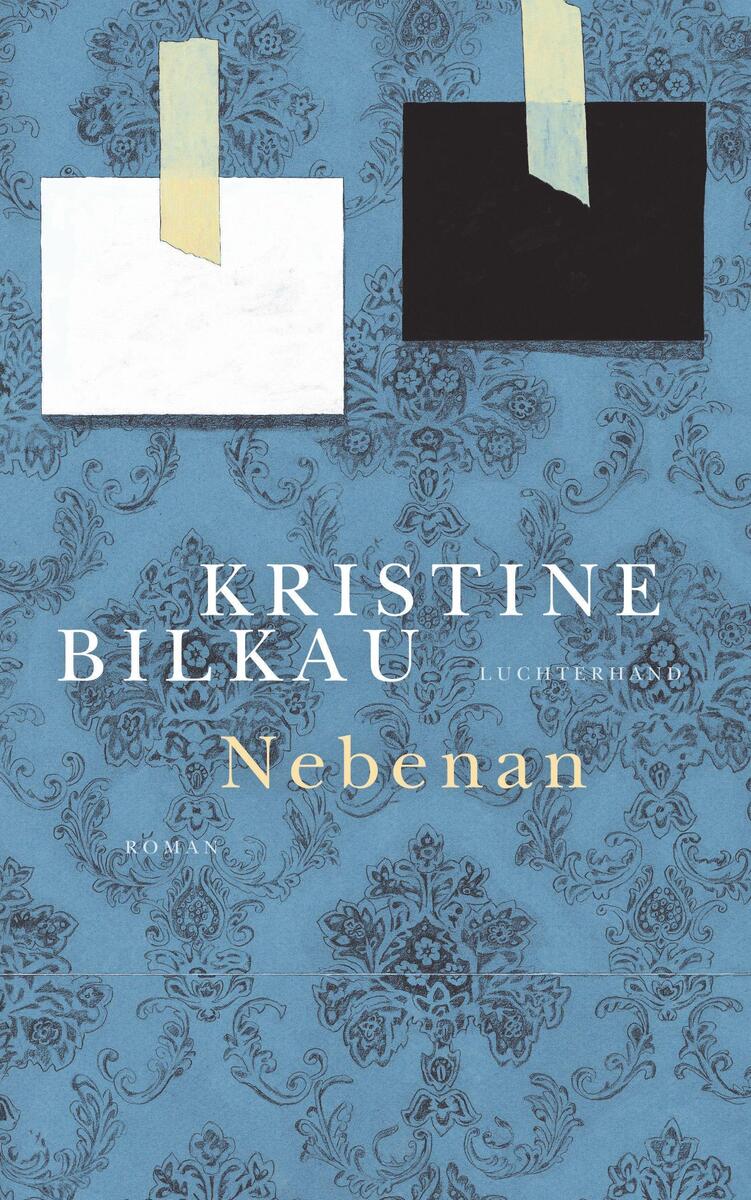 Buchcover des Romans 'Nebenan' von Kristine Bilkau. Das Cover ist überwiegend blau mit einem floralen Muster. Im oberen Bereich befinden sich zwei Rechtecke, ein weißes und ein schwarzes, jeweils mit Klebeband fixiert. Der Titel, 'Nebenan', erscheint in hellen Buchstaben, und darunter ist der Autorname Kristine Bilkau zu sehen.