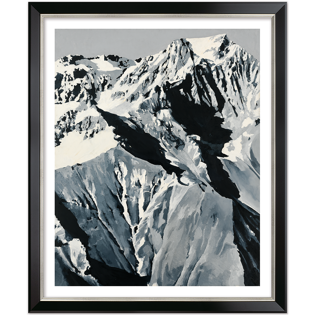 Der Kunstdruck zeigt eine imposante, abstrakt wirkende Darstellung des Himalaja-Gebirges in Schwarz-, Weiß- und Grautönen. Die Schneelandschaft mit dramatischen Schatten wird von einem schwarzen, glänzenden Rahmen mit weißer Innenleiste eingefasst.